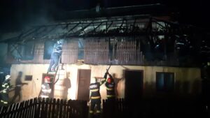 Incendiu de proporții în Argeș! O casă a fost cuprinsă de flăcări