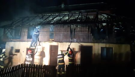 Incendiu de proporții în Argeș! O casă a fost cuprinsă de flăcări