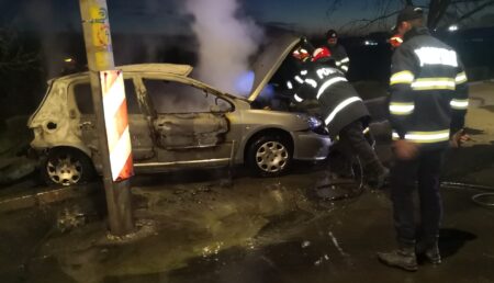 Update: O mașină a ars ca o torță lângă Dedeman Piteşti. S-a deschis dosar pentru distrugere