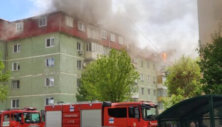 Incendiu de proporții la un bloc! Intervin forțe din mai multe județe