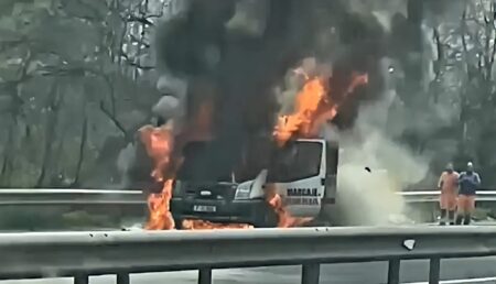 Mașină în flăcări pe Autostrada A1!