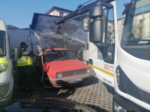 „Relicvă” Volkswagen ridicată de polițiștii locali din centrul Piteștiului