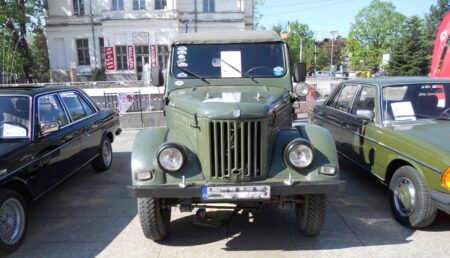 Expoziție cu mașini de epocă în Piața Primăriei din Pitești