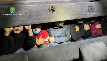 Migranţi ascunşi în camioane care tranzitau România contra unor sume fabuloase