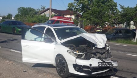 Accident în Argeș: Impact puternic între două mașini. Una a ajuns în șanț