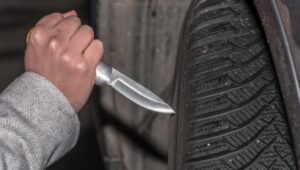 Pitești: De nervi, a făcut praf anvelopele unei mașini și a spart o ușă