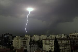 Vreme extremă în Argeș! Cod galben de vijelii, ploi torențiale și grindină