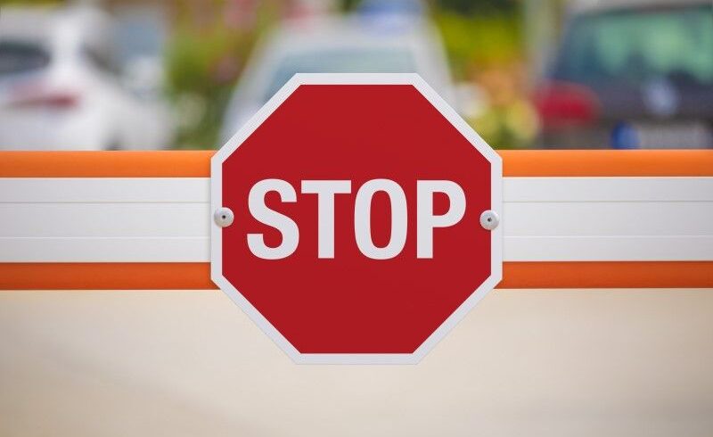 restricții