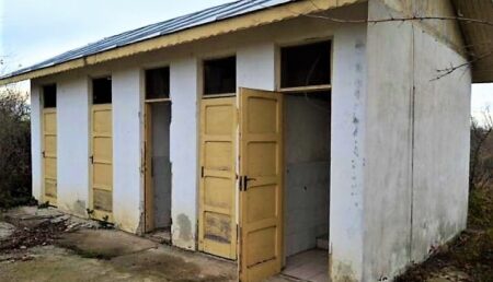 Două școli din Argeș scapă de toaletele din fundul curții cu bani de la Guvern!