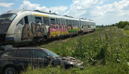Argeș: BMW lovit de tren! O victimă, adolescentă de 19 ani