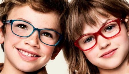 Elevii din învățământul primar vor primi anual vouchere pentru ochelari de vedere
