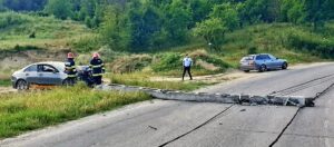 Argeș: Un puști de 20 ani, beat „mort” a fentat moartea! A intrat cu bolidul Mercedes într-un stâlp