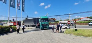 Camion intrat într-un stâlp la benzinăria MOL