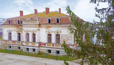 Casa monument din curtea Liceului Teoretic Costești se vinde! Prețul, 240.000 €