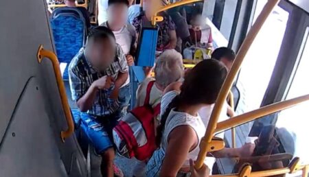 Pitești: Femeie jefuită într-un autobuz! I-a furat portofelul