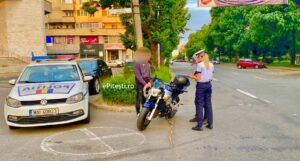 Inconștiență în trafic! Pe motor și fără permis, pe străzile din Pitești