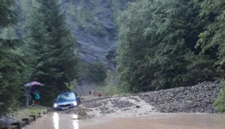 Argeș: Turiști blocați de aluviuni în Lerești!