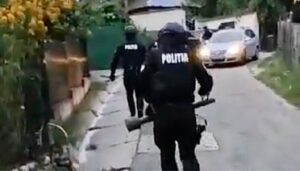 Video. Momentul când mascații iau cu asalt casa manelistului Dani Mocanu