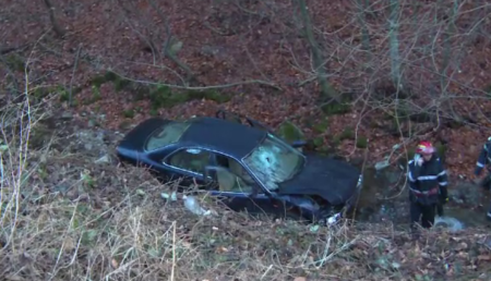 Argeș: Descoperire șocantă în „buza” unei prăpastii! Bărbat găsit mort lângă mașină!