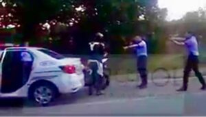Video. Inconștiență extremă! Motociclist oprit cu focuri de armă de Poliție!