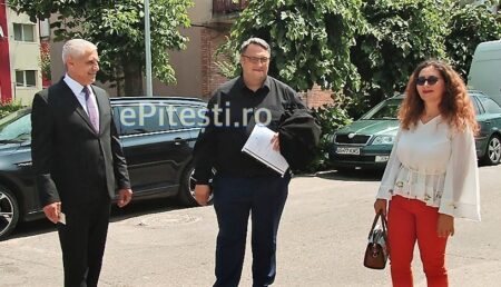Argeș: Primarul acuzat de favoruri sexuale a venit cu soția de mână în fața instanței