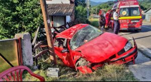Mașină făcută zob! Doi tineri au ajuns la spital în urma accidentului de la Vidraru