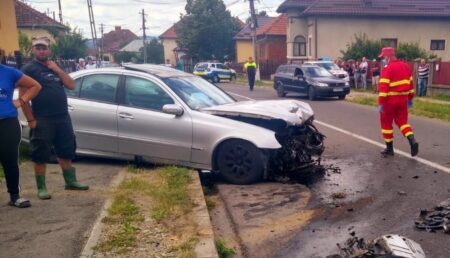 Argeș: A pierdut controlul volanului și a intrat cu mașina într-un gard de beton!