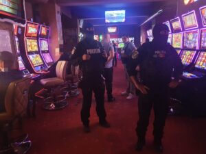 Pitești: Poliția, acțiune în forță în saloane de înfrumusețare și săli de jocuri de noroc