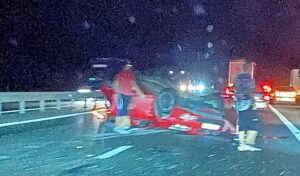 Mașină răsturnată pe A1! Tânără de 24 de ani, rănită!