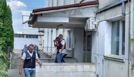 Argeș: Puștiul de 18 ani care a bătut și tâlhărit un om al străzii a fost arestat