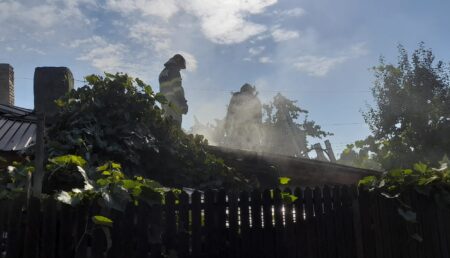 Argeș: O casă a luat foc din cauza unei lumânări aprinse