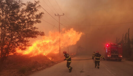Video: Incendii uriașe în Grecia! Pompierii români se luptă cu flăcările, în condiții extreme