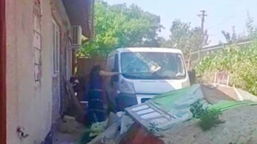 Argeș: O femeie s-a pus cu cazmaua pe geamurile casei și pe mașina familiei