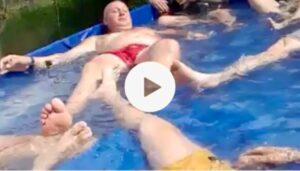 Argeș: Mai rar asemenea tâmpenie: Și-au făcut piscină în dubă și au plecat la drum