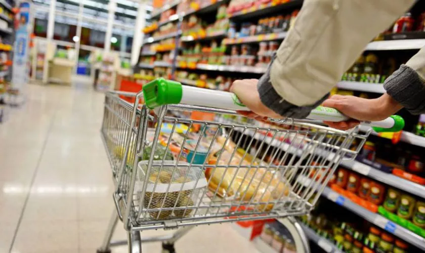 Surpriza de la raft: Prețurile la alimentele de bază, în vizor