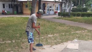 Pitești: “Semințarii”, puși de Poliția Locală să măture străzile