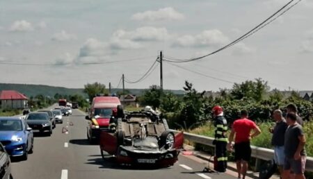 Argeș: Mașină răsturnată pe șosea