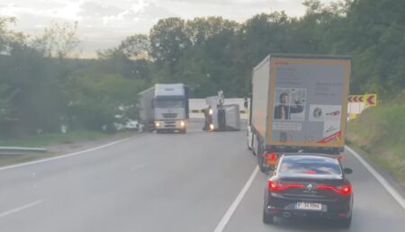 Argeș: Camion răsturnat la Cotmeana!