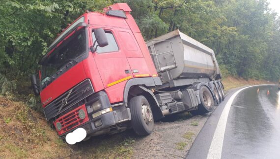 Argeș: Camion răsturnat în șanț