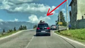 Scene scandaloase! Copii pe jumătate ieșiți dintr-un Volkswagen Tiguan în mers, pe trapă