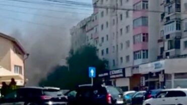 Incendiu puternic în Pitești! O mașină a luat foc