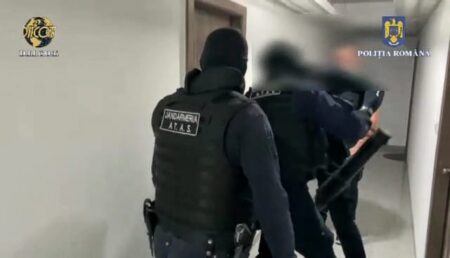 Video: Acțiune a mascaților în Pitești! Au spart ușa și au intrat peste doi traficanți