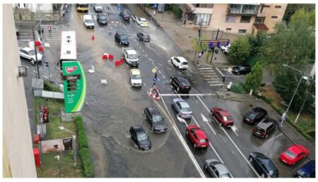 Pitești: Imagine incredibilă cu mașini „înotând” în cea mai aglomerată intersecție
