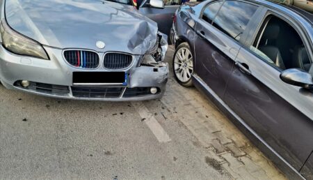 Două BMW-uri s-au ciocnit în Pitești