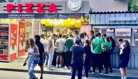 400 de pizza GRATIS! S-a blocat strada de oameni!