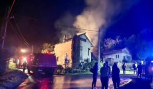 Argeș. Incendiu puternic. Case și anexe cuprinse de flăcări