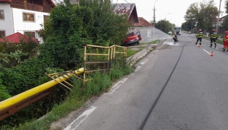 Argeș: Accident cu victime! A intrat cu mașina în gard și în țeava de gaze