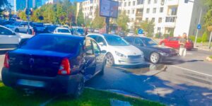 Pitești. Accident! Un BMW a făcut praf un Logan lângă Piață Mare!