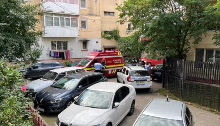O fetiță de 4 ani a murit după ce a căzut de la etajul 4 al unui bloc!