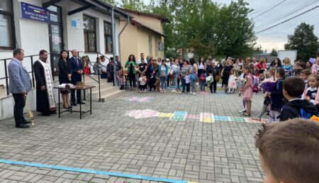 Prima zi de școală cu emoții la Budeasa. Primarul Mihai Rachieru le-a urat succes și note bune micuților